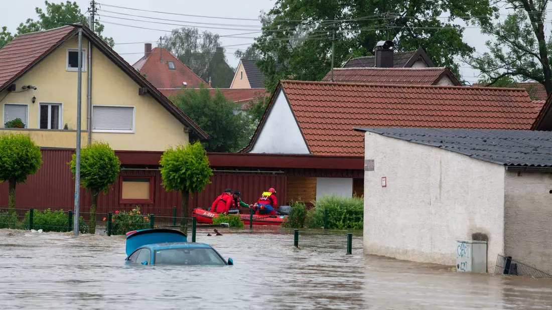 Land unter in Babenhausen. Die Hochwasserlage spitzt sich zu. - Bild: Stefan Puchner/dpa