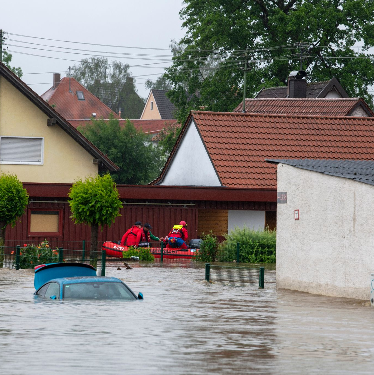 Land unter in Babenhausen. Die Hochwasserlage spitzt sich zu. - Foto: Stefan Puchner/dpa