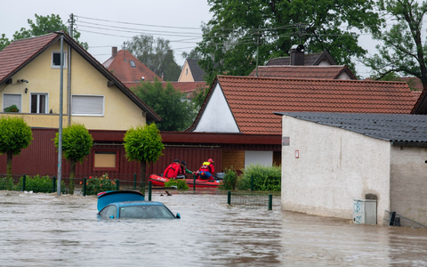 Land unter in Babenhausen. Die Hochwasserlage spitzt sich zu. - Foto: Stefan Puchner/dpa
