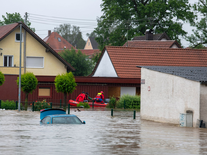 Land unter in Babenhausen. Die Hochwasserlage spitzt sich zu. - Foto: Stefan Puchner/dpa