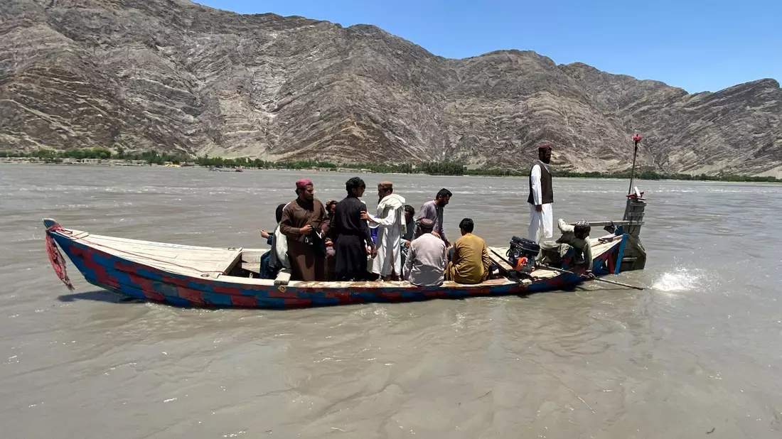 Nach eigenen Angaben sind Anwohner im Bezirk Mohmand Dara auf Boote als Transportmittel angwiesen, weil es keine Brücke gibt, die über den Fluss führt. - Bild: Uncredited/AP/dpa