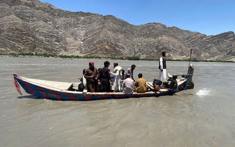 Nach eigenen Angaben sind Anwohner im Bezirk Mohmand Dara auf Boote als Transportmittel angwiesen, weil es keine Brücke gibt, die über den Fluss führt. - Foto: Uncredited/AP/dpa