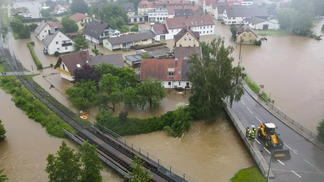 Der überflutete Ort Fischach in Bayern aus der Luft. - Bild: Marius Bulling/onw-images/dpa
