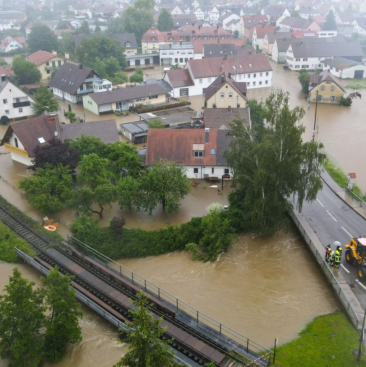 Der überflutete Ort Fischach in Bayern aus der Luft. - Foto: Marius Bulling/onw-images/dpa