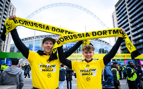 Zwei Fans von Borussia Dortmund stehen mit einem BVB-Fan-Schal vor dem Wembley-Stadion. - Foto: Tom Weller/dpa Zwei Fans von Borussia Dortmund stehen mit einem BVB-Fan-Schal vor dem Wembley-Stadion. - Foto: Tom Weller/dpa