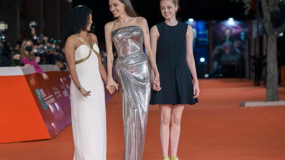 Shiloh Jolie-Pitt (r) mit ihrer Mutter Angelina Jolie und ihrer Schwester Zahara Jolie-Pitt (l) in Rom. - Bild: Domenico Stinellis/AP/dpa