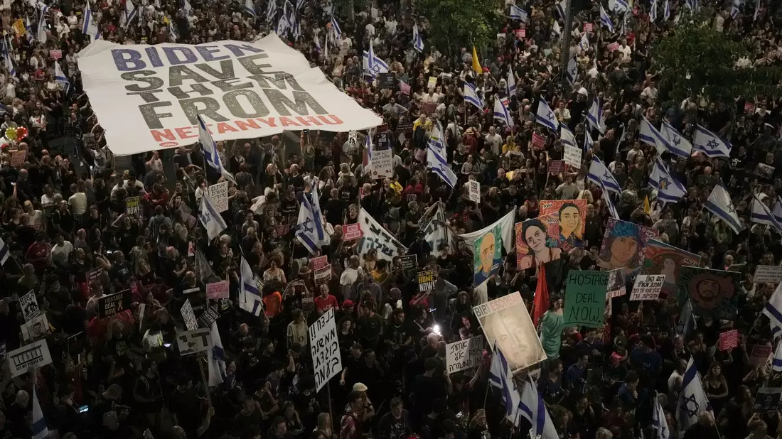 Protest gegen die Regierung des israelischen Premierministers Netanjahu in Tel Aviv. Die Demonstrierenden fordern einen Deal zur Freilassung der Geiseln. - Bild: Maya Alleruzzo/AP/dpa