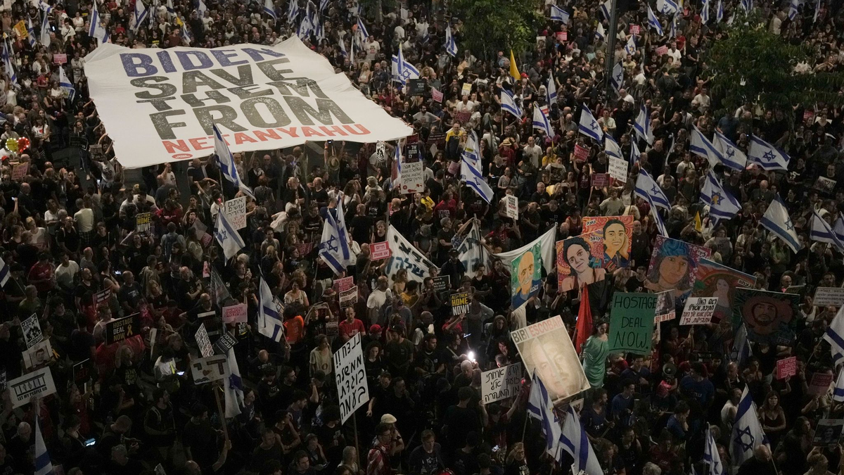 Protest gegen die Regierung des israelischen Premierministers Netanjahu in Tel Aviv. Die Demonstrierenden fordern einen Deal zur Freilassung der Geiseln. - Foto: Maya Alleruzzo/AP/dpa