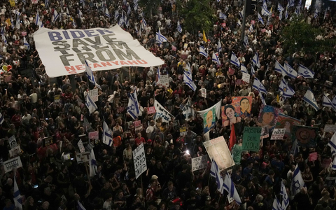 Protest gegen die Regierung des israelischen Premierministers Netanjahu in Tel Aviv. Die Demonstrierenden fordern einen Deal zur Freilassung der Geiseln. - Foto: Maya Alleruzzo/AP/dpa