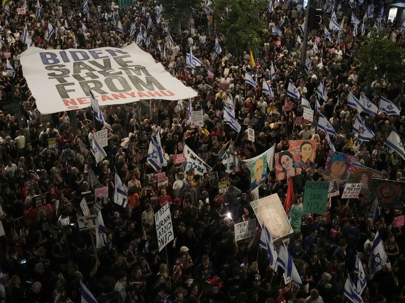 Protest gegen die Regierung des israelischen Premierministers Netanjahu in Tel Aviv. Die Demonstrierenden fordern einen Deal zur Freilassung der Geiseln. - Foto: Maya Alleruzzo/AP/dpa