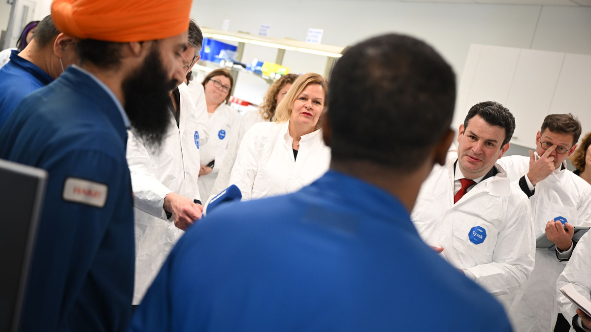 Ziel der Reise von Nancy Faeser (SPD, M) und Hubertus Heil (SPD, 2.v.r.) nach Kanada waren Gespräche zu Methoden zur Gewinnung ausländischer Fachkräfte. - Foto: Britta Pedersen/dpa