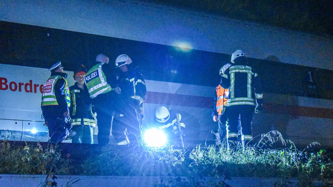 Laut einer Passagierin waren die Einsatzkräfte schnell vor Ort. - Bild: Fabian Koss/dpa