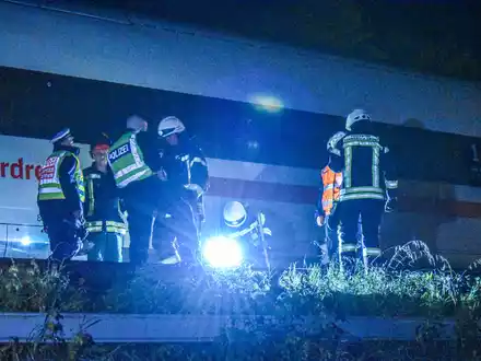 Laut einer Passagierin waren die Einsatzkräfte schnell vor Ort. - Foto: Fabian Koss/dpa