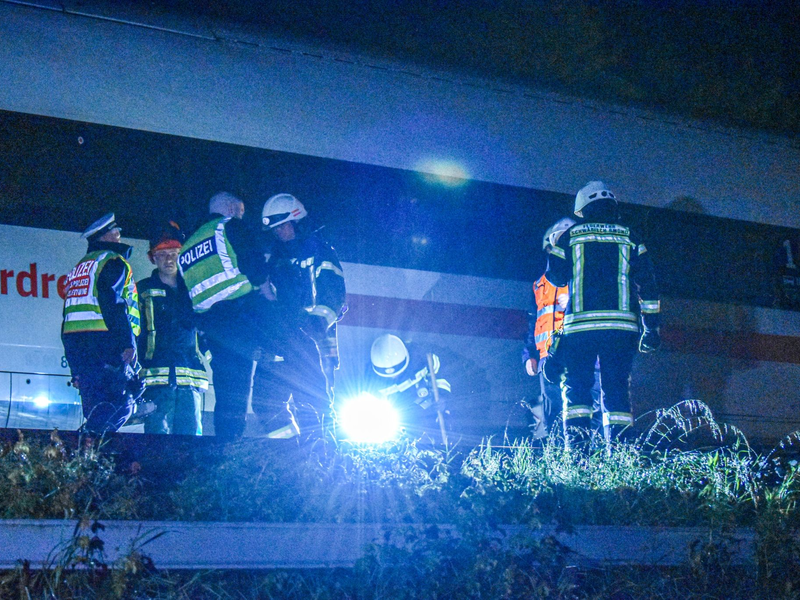 Laut einer Passagierin waren die Einsatzkräfte schnell vor Ort. - Foto: Fabian Koss/dpa