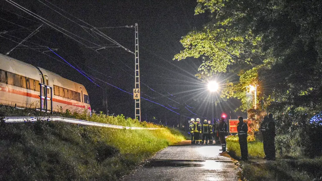An der Stelle des Erdrutsches verlaufen eine Kreisstraße und die Bahnstrecke parallel - auch ein Auto war deshalb betroffen. - Bild: Fabian Koss/onw-images/dpa