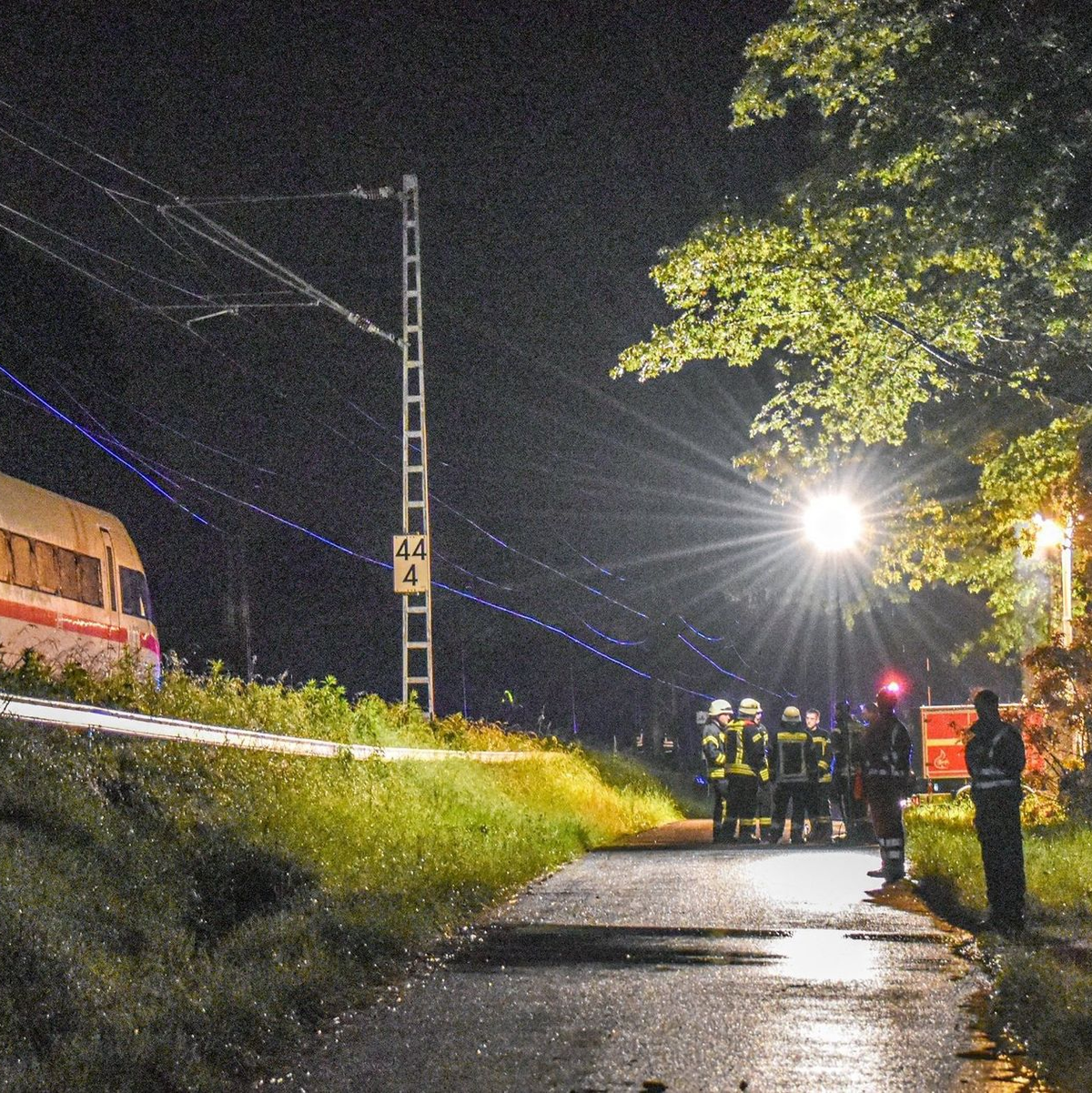 An der Stelle des Erdrutsches verlaufen eine Kreisstraße und die Bahnstrecke parallel - auch ein Auto war deshalb betroffen. - Foto: Fabian Koss/onw-images/dpa