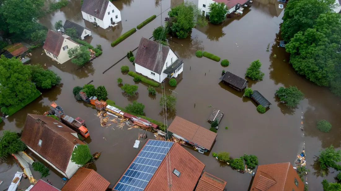 Viele Teile Süddeutschlands haben mit Überschwemmungen zu kämpfen - so auch Dinkelscherben im schwäbischen Landkreis Augsburg. - Bild: Sven Grundmann/NEWS5/dpa