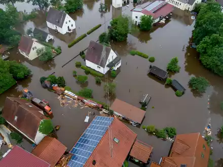 Viele Teile Süddeutschlands haben mit Überschwemmungen zu kämpfen - so auch Dinkelscherben im schwäbischen Landkreis Augsburg. - Foto: Sven Grundmann/NEWS5/dpa