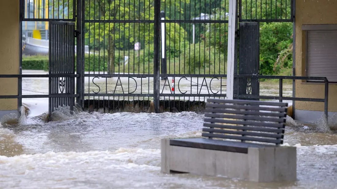 Der Eingang des Freibads im Ortskern von Aichach (Schwaben) ist überflutet. - Bild: Sven Hoppe/dpa