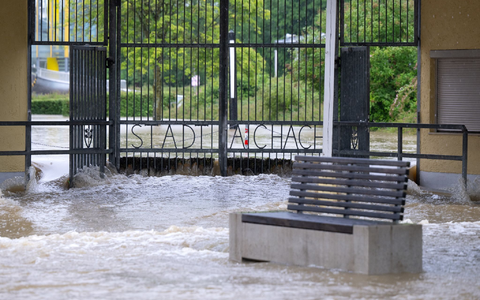 Der Eingang des Freibads im Ortskern von Aichach (Schwaben) ist überflutet. - Foto: Sven Hoppe/dpa