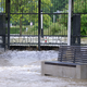 Der Eingang des Freibads im Ortskern von Aichach (Schwaben) ist überflutet. - Foto: Sven Hoppe/dpa