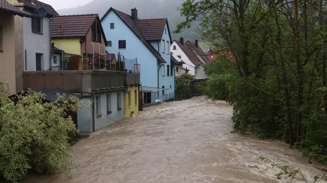 Starke Regenfälle haben in der Ortschaft Hausen bei Bad Ditzenbach im Landkreis Göppingen die Fils über die Ufer treten lassen. - Bild: Markus Zechbauer/Zema Medien/dpa