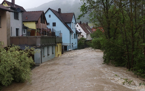 Starke Regenfälle haben in der Ortschaft Hausen bei Bad Ditzenbach im Landkreis Göppingen die Fils über die Ufer treten lassen. - Foto: Markus Zechbauer/Zema Medien/dpa
