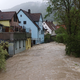 Starke Regenfälle haben in der Ortschaft Hausen bei Bad Ditzenbach im Landkreis Göppingen die Fils über die Ufer treten lassen. - Foto: Markus Zechbauer/Zema Medien/dpa
