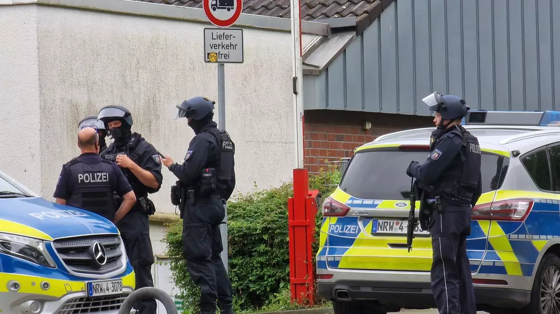 Ein Großaufgebot der Polizei sei weiterhin im Hagener Raum im Einsatz. - Bild: Justin Brosch/dpa