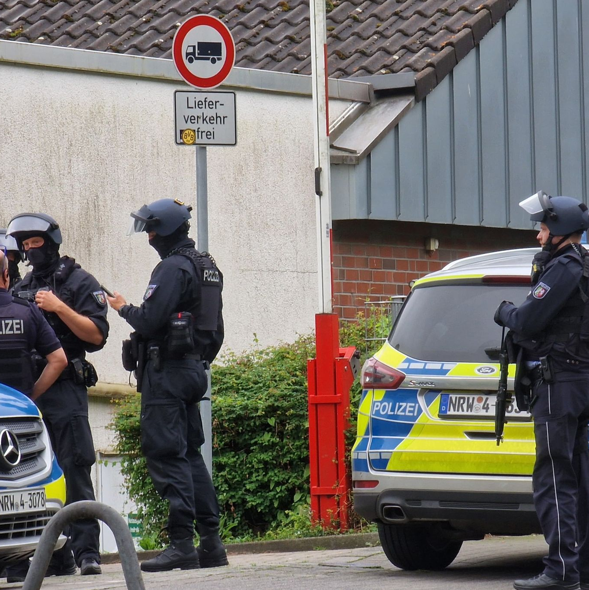 Ein Großaufgebot der Polizei sei weiterhin im Hagener Raum im Einsatz. - Foto: Justin Brosch/dpa