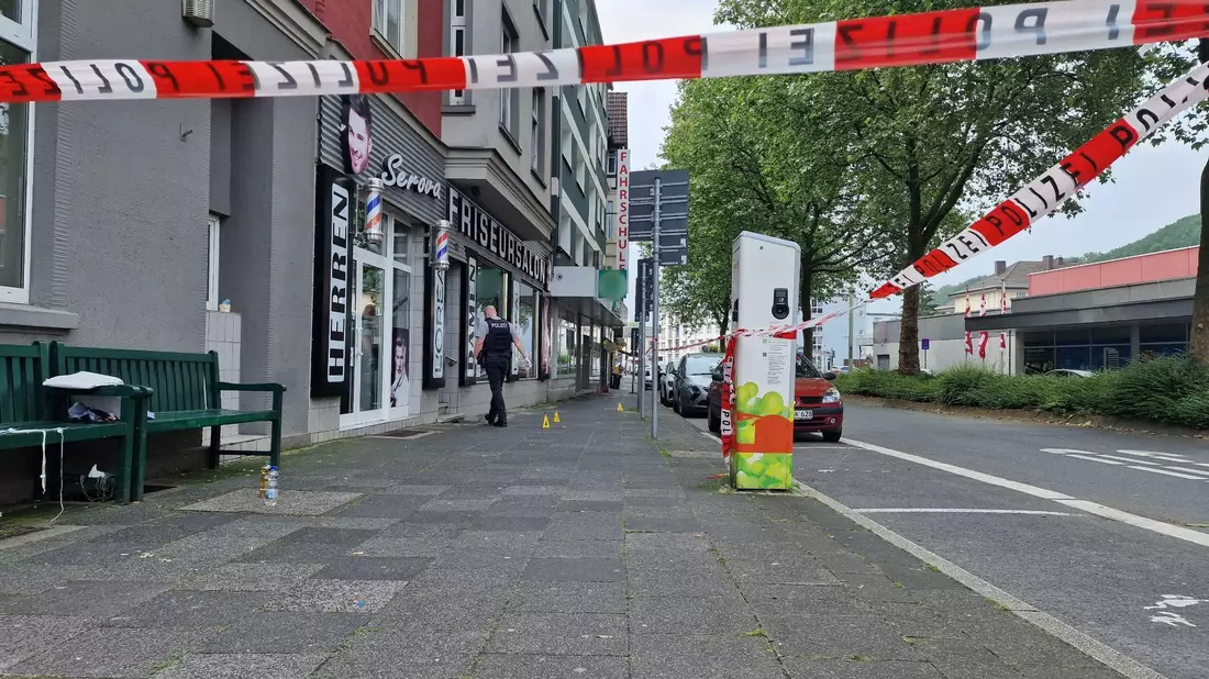 Der Täter soll mit einem Auto zu einem Friseursalon gefahren sein und dort auf drei weitere Personen geschossen haben. - Bild: Justin Brosch/dpa