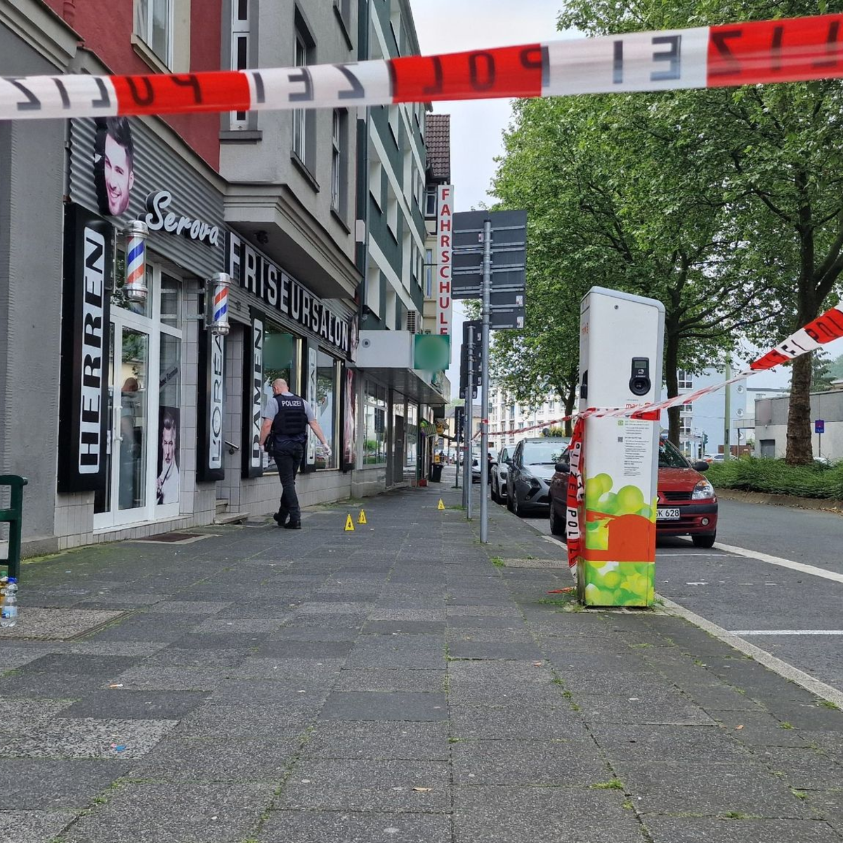 Der Täter soll mit einem Auto zu einem Friseursalon gefahren sein und dort auf drei weitere Personen geschossen haben. - Foto: Justin Brosch/dpa