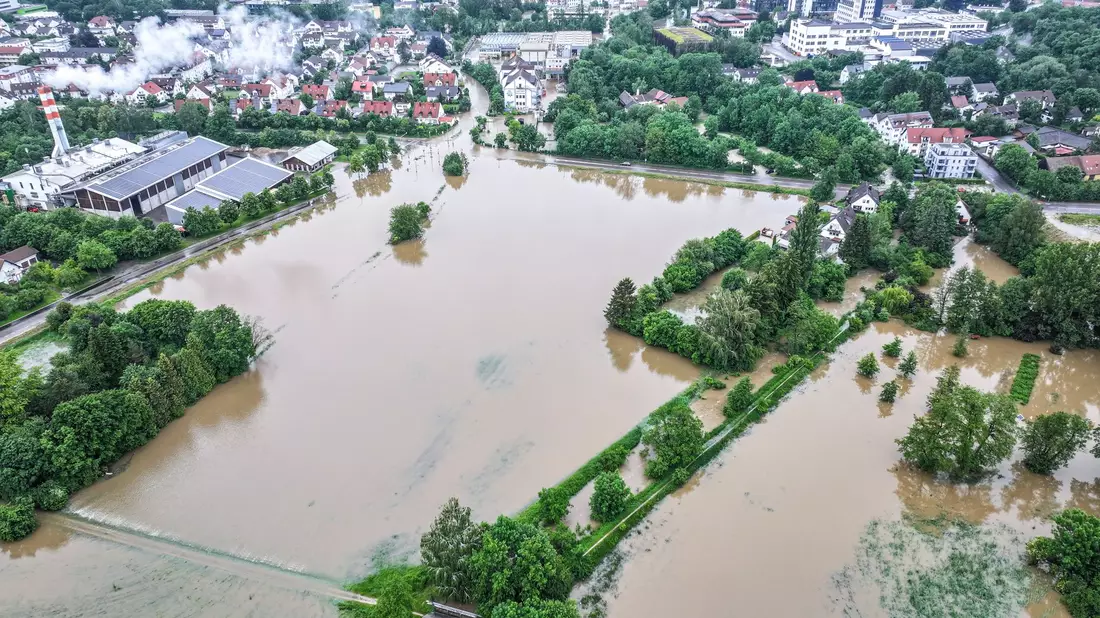 Luftbildaufnahmen zeigen die aus den Ufern getretene Ilm. - Bild: Jason Tschepljakow/dpa