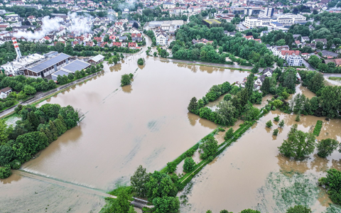 Luftbildaufnahmen zeigen die aus den Ufern getretene Ilm. - Foto: Jason Tschepljakow/dpa
