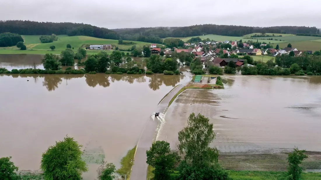 Überschwemmte Ufer und Straßen im bayerischen Kammeltal - die Hochwasserlage im Süden Deutschlands hält an. - Bild: Karl-Josef Hildenbrand/dpa