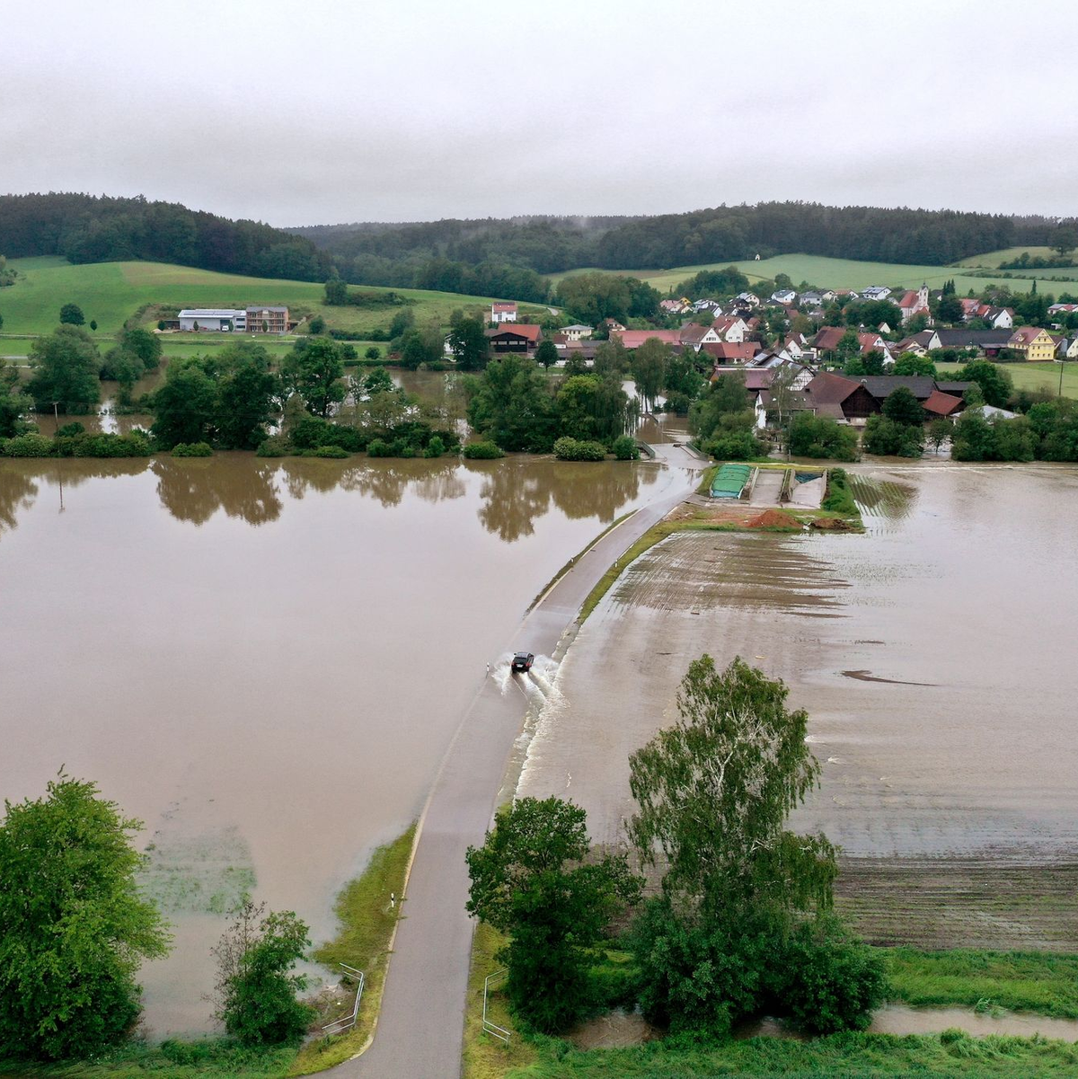 Überschwemmte Ufer und Straßen im bayerischen Kammeltal - die Hochwasserlage im Süden Deutschlands hält an. - Foto: Karl-Josef Hildenbrand/dpa