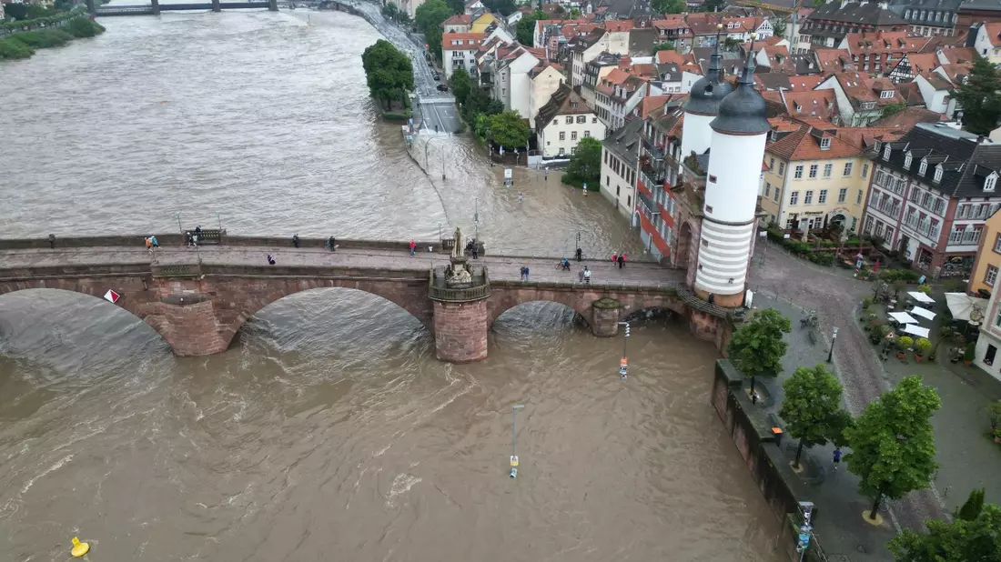 Das Wasser hat die Heidelberger Altstadt erreicht. - Bild: Rene Priebe/dpa