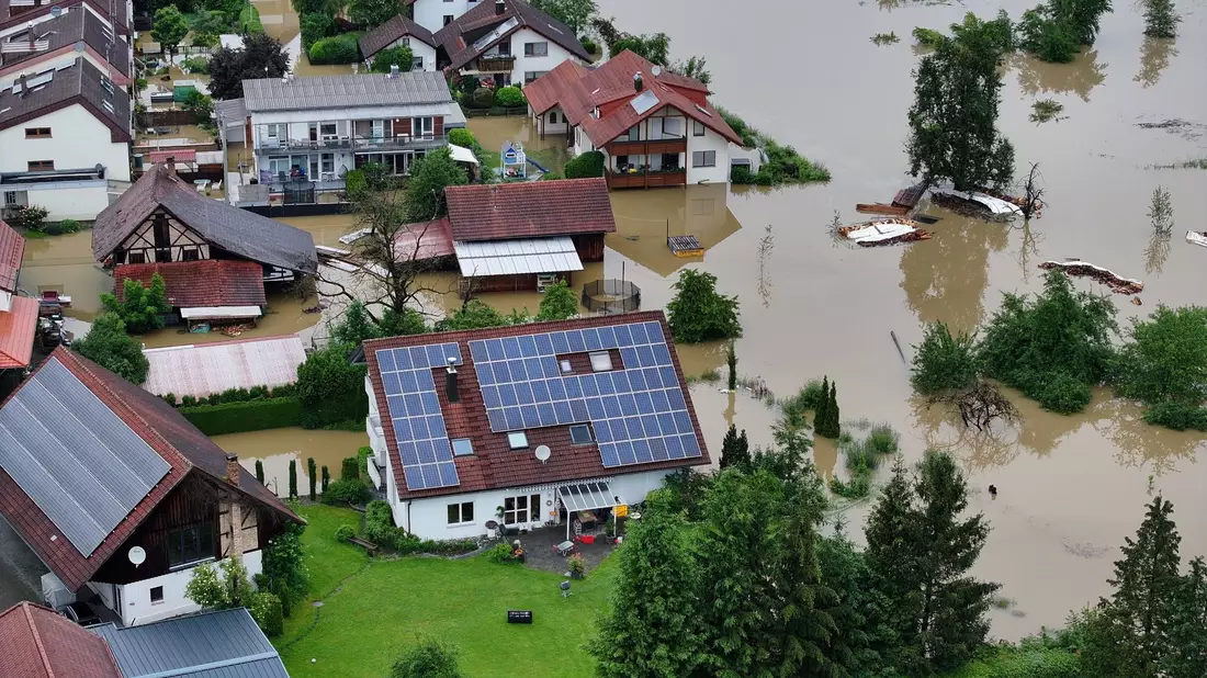 Teile von Meckenbeuren im Süden Baden-Württembergs sind überschwemmt. - Bild: Felix Kästle/dpa