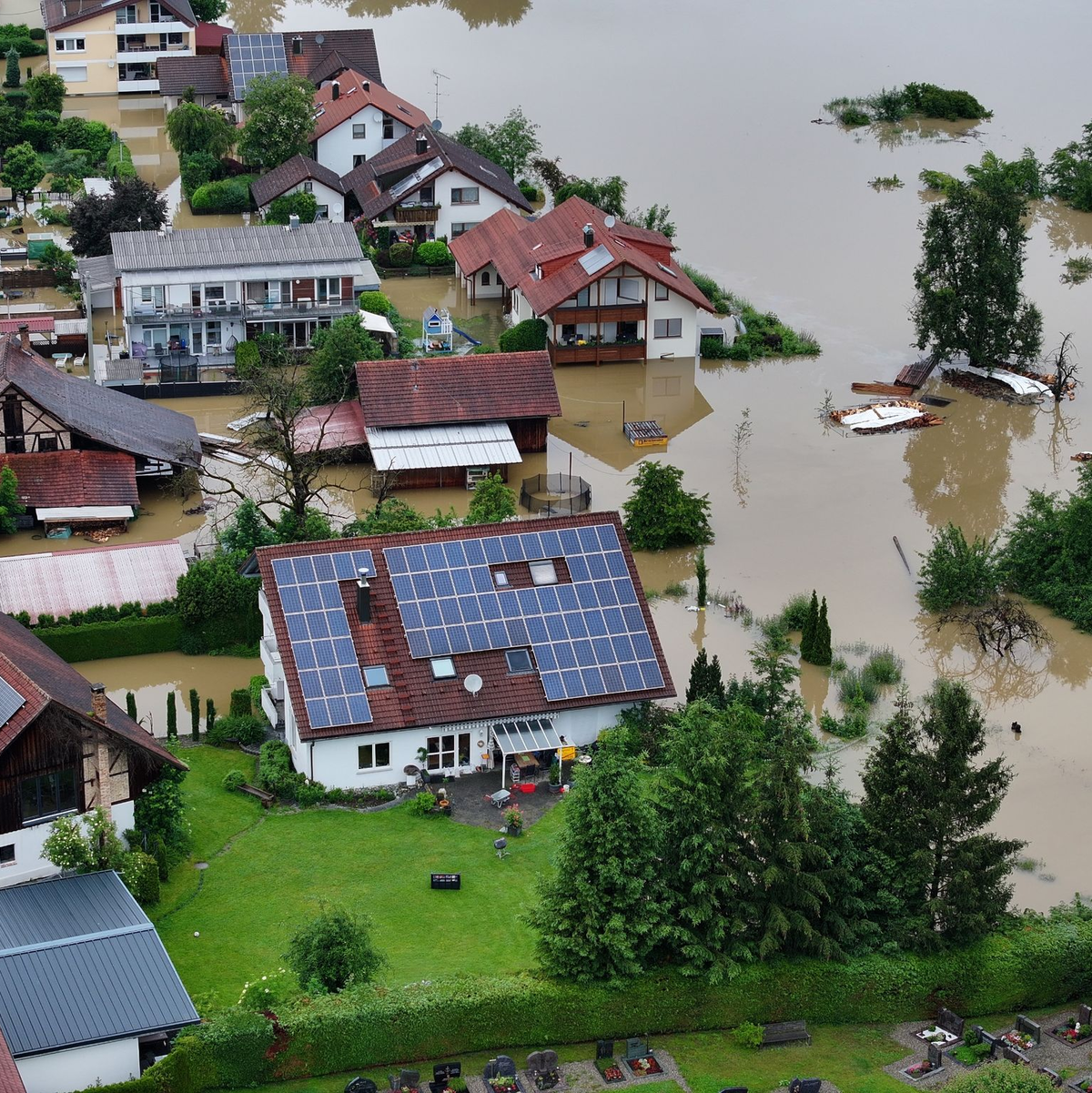 Teile von Meckenbeuren im Süden Baden-Württembergs sind überschwemmt. - Foto: Felix Kästle/dpa