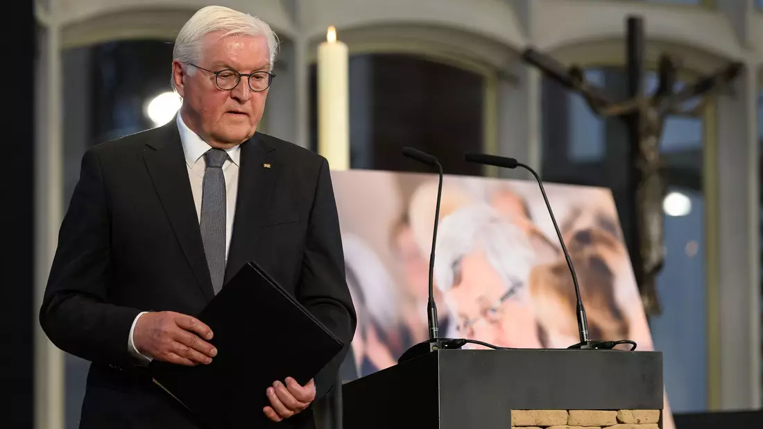 Bundespräsident Frank-Walter Steinmeier spricht bei der Gedenkfeier zum fünften Todestag von Walter Lübcke. - Bild: Swen Pförtner/dpa