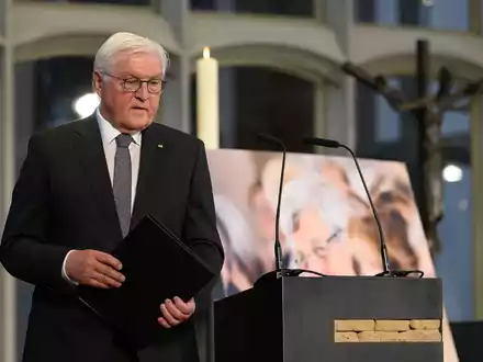 Bundespräsident Frank-Walter Steinmeier spricht bei der Gedenkfeier zum fünften Todestag von Walter Lübcke. - Foto: Swen Pförtner/dpa