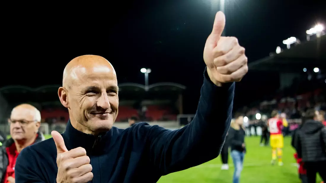 Daumen hoch: Peter Zeidler wird neuer Trainer von Bundesligist VfL Bochum. - Bild: Jean-Christophe Bott/KEYSTONE/dpa