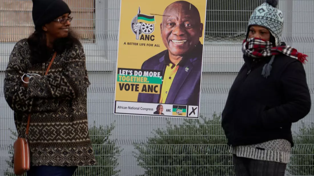 Die südafrikanische Regierungspartei ANC hat bei den Parlamentswahlen rund 17 Prozentpunkte an Stimmen, im Vergleich zum Ergebnis 2019, eingebüßt. - Bild: Denis Farrell/AP/dpa