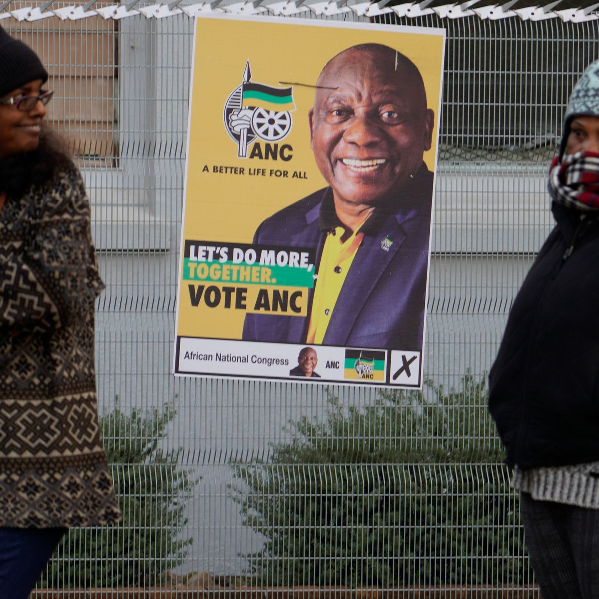 Die südafrikanische Regierungspartei ANC hat bei den Parlamentswahlen rund 17 Prozentpunkte an Stimmen, im Vergleich zum Ergebnis 2019, eingebüßt. - Foto: Denis Farrell/AP/dpa