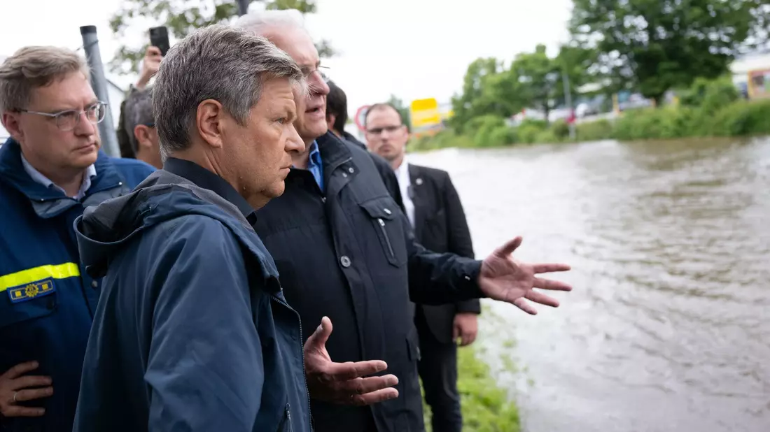 Vizekanzler Robert Habeck und der bayerische Innenminister Joachim Herrmann in Reichertshofen im Landkreis Pfaffenhofen an der Ilm. - Bild: Sven Hoppe/dpa