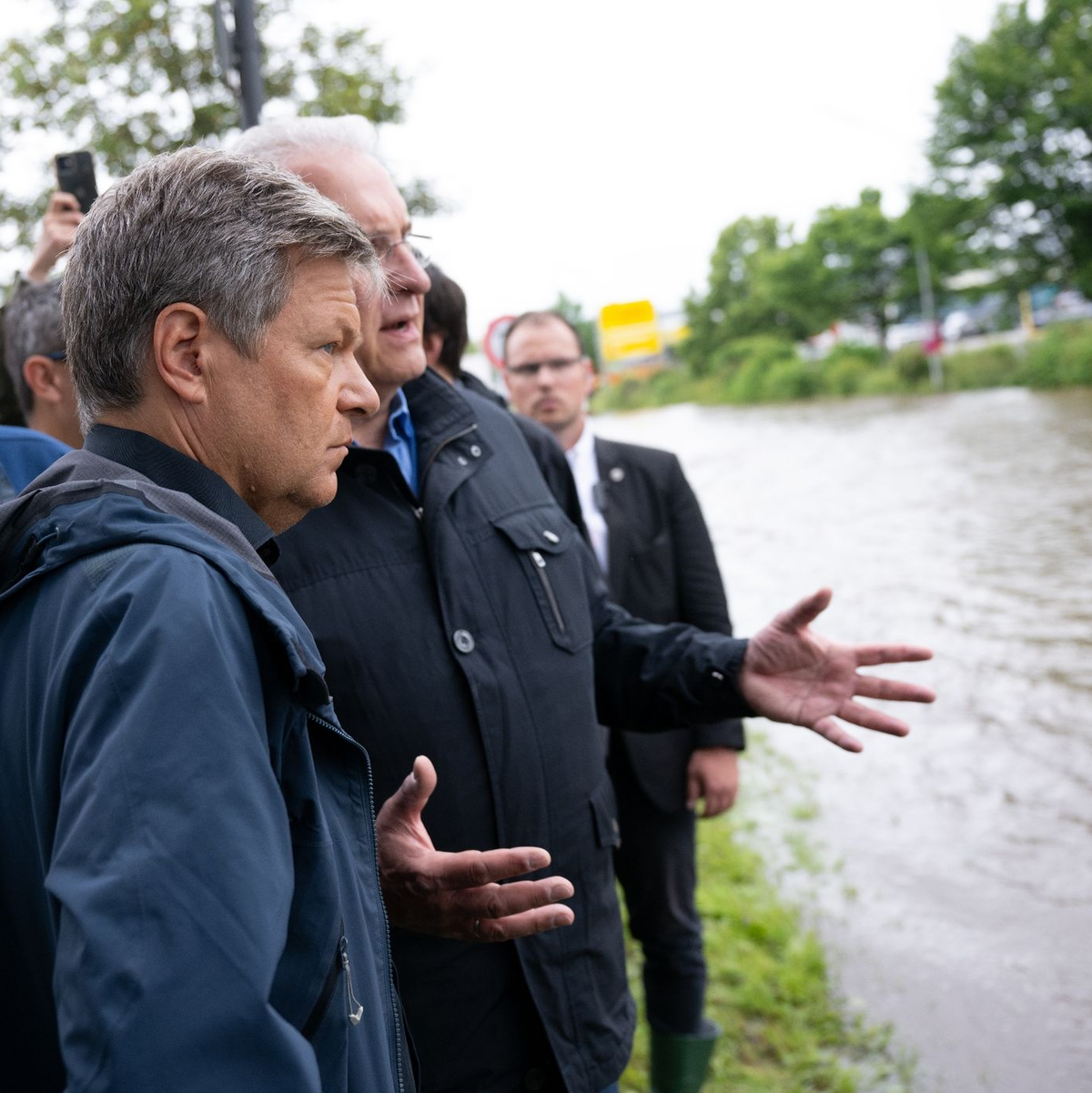 Vizekanzler Robert Habeck und der bayerische Innenminister Joachim Herrmann in Reichertshofen im Landkreis Pfaffenhofen an der Ilm. - Foto: Sven Hoppe/dpa