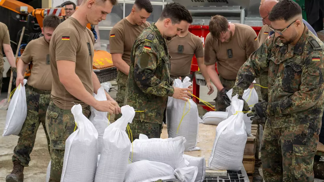 Der Landkreis Dillingen hat die Bundeswehr zur Unterstützung beim Kampf gegen das Hochwasser angefordert. - Bild: Stefan Puchner/dpa