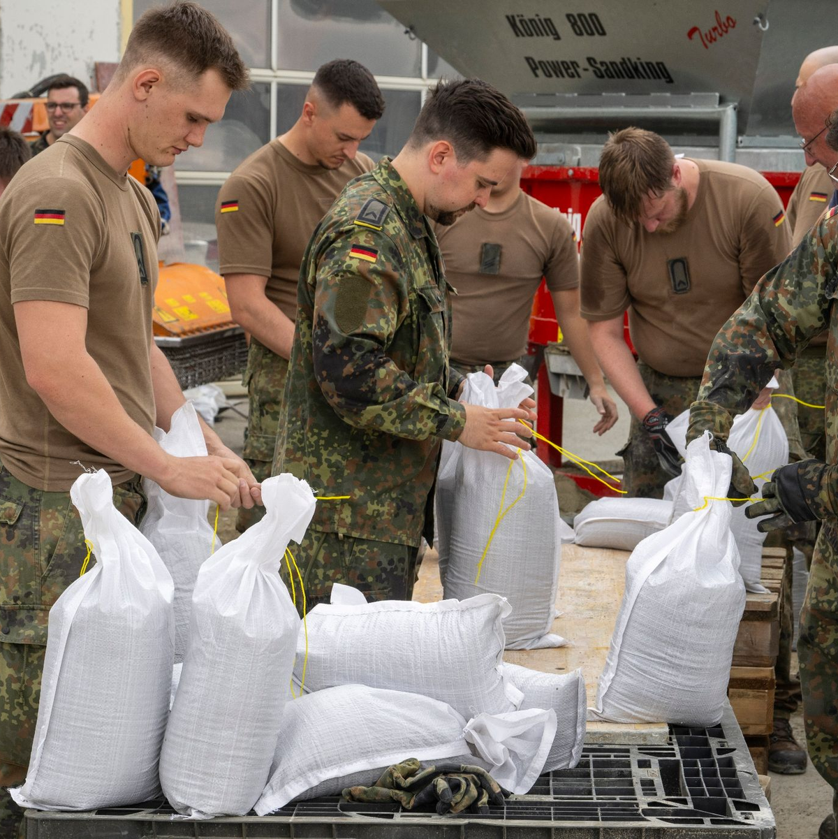 Der Landkreis Dillingen hat die Bundeswehr zur Unterstützung beim Kampf gegen das Hochwasser angefordert. - Foto: Stefan Puchner/dpa