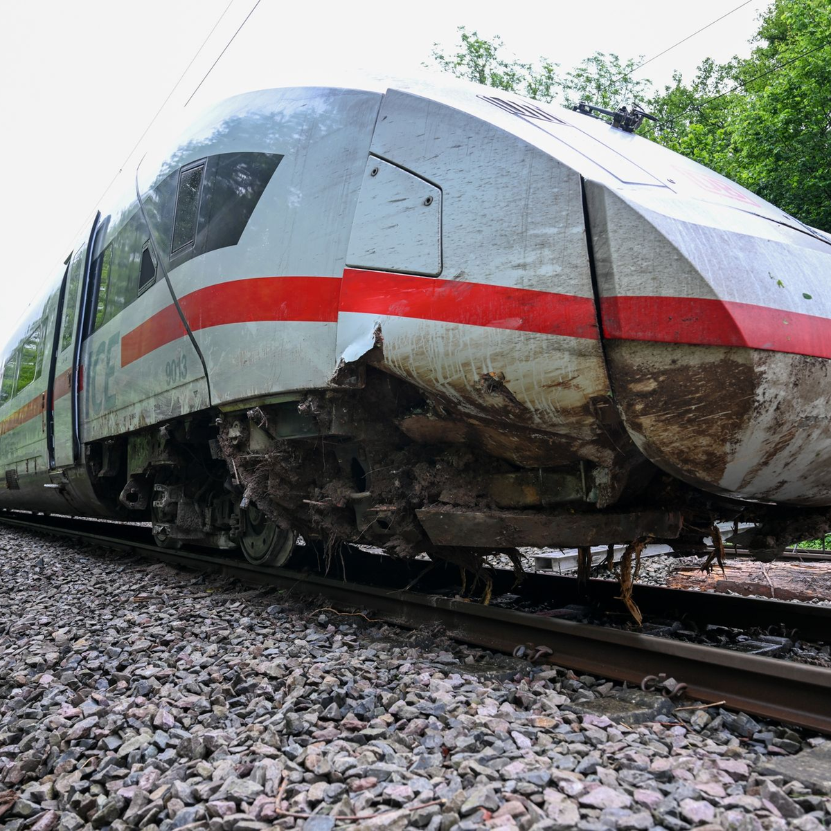 Zwei Waggons eines ICE sind im baden-württembergischen Schwäbisch Gmünd entgleist. - Foto: Marius Bulling/dpa