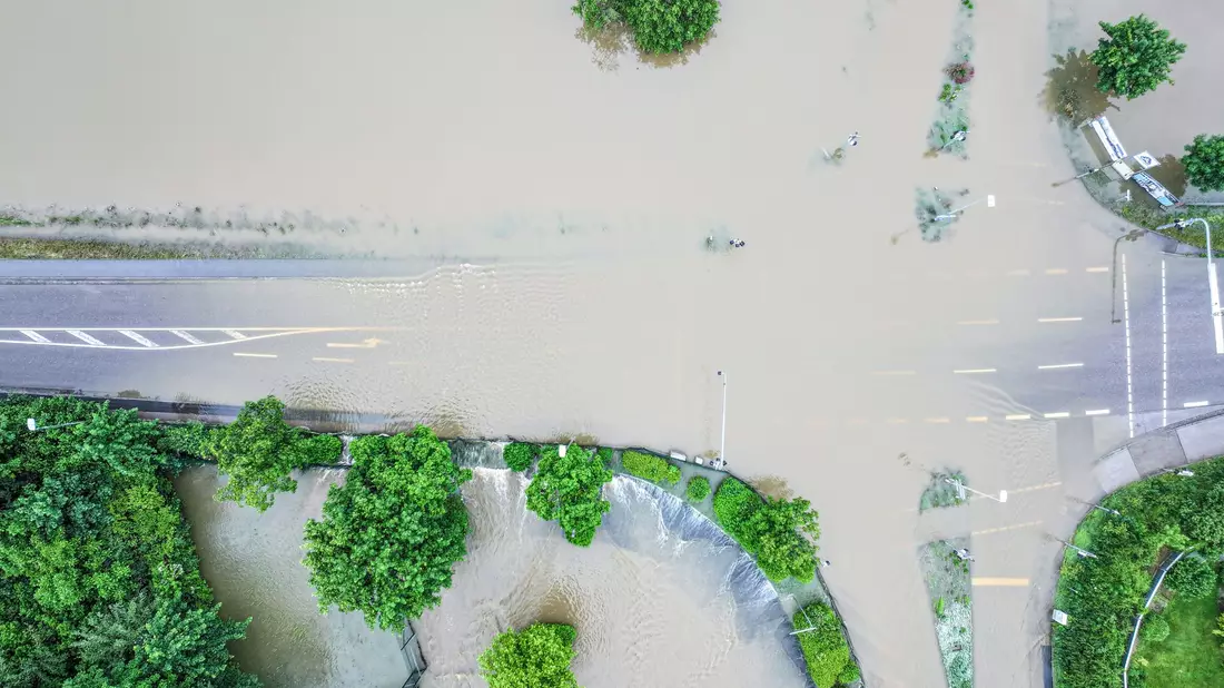 Das Wasser der Ilm ist in Oberbayern über die Ufer getreten. - Bild: Jason Tschepljakow/dpa